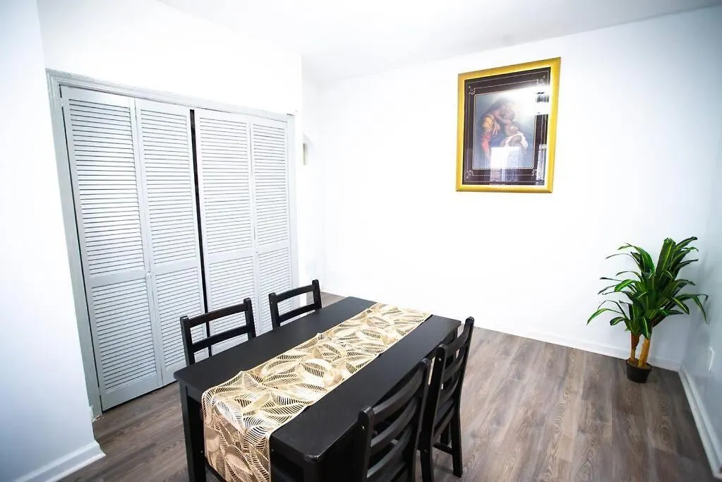 Hotel Beautiful 3-Bedroom Home In Brooklyn With Parking New York